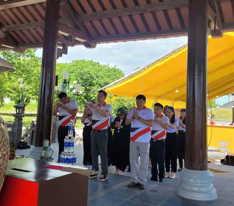 Du học Việt Trí MD dâng hương tưởng nhớ Anh hùng, Liệt sĩ Đền tưởng niệm bờ sông Thạch Hãn