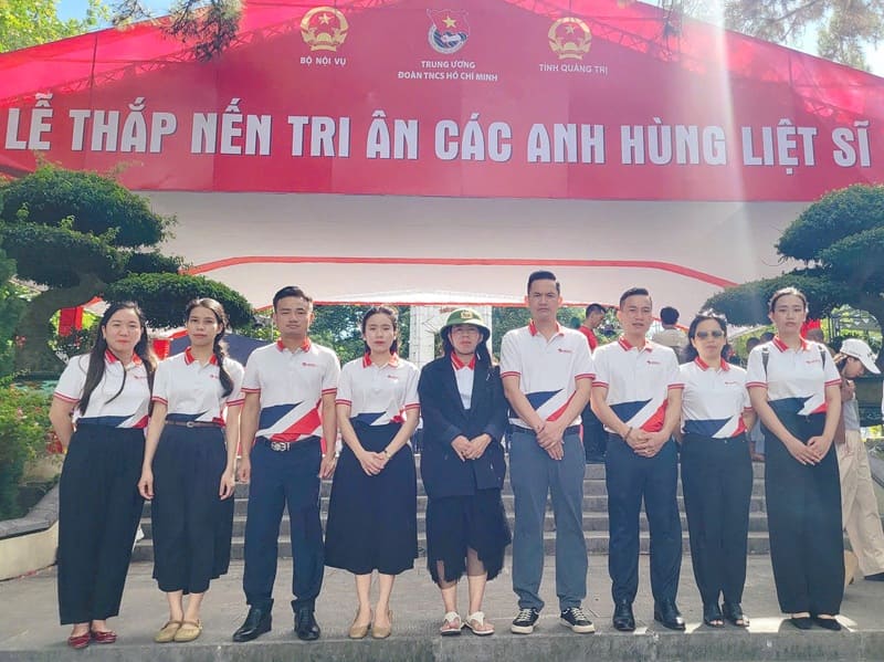 Tập thể cán bộ, nhân viên công ty Du học Việt Trí MD viếng tại Nghĩa trang liệt sĩ Trường Sơn