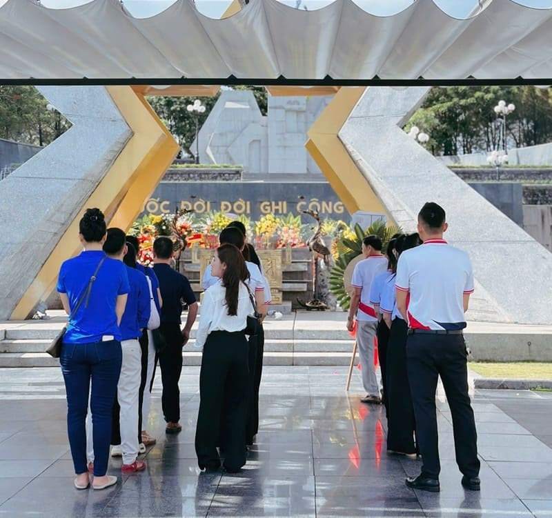 Đoàn thể công ty Du Học Việt Trí MD viếng tại Nghĩa trang liệt sĩ Đường 9