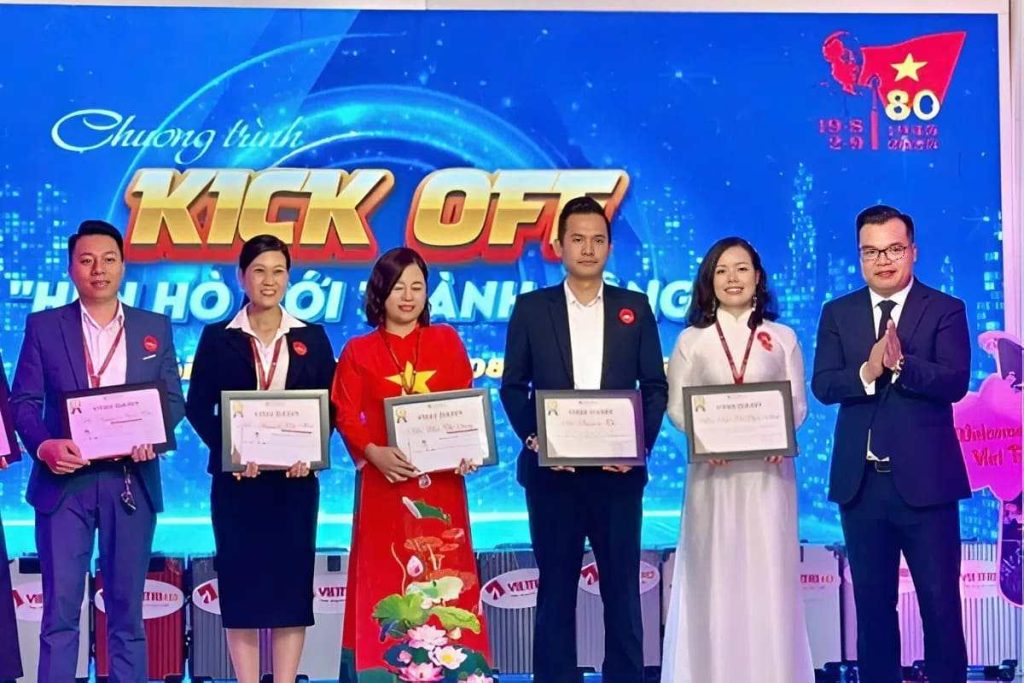 Trao giải thưởng cán bộ tuyển sinh xuất sắc nhất